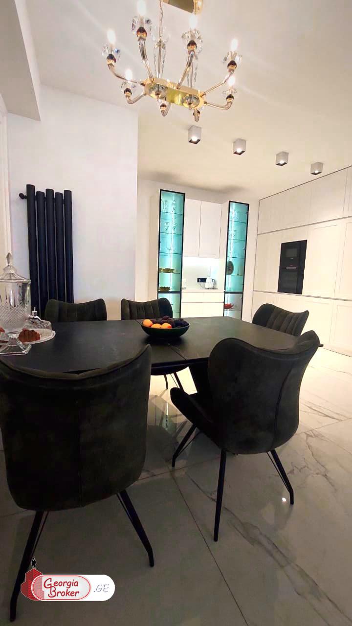 продается квартира с новым ремонтом 4-комнаты